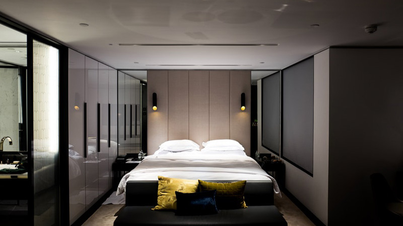 Proyectos bed with white bed sheet and pillowcase set