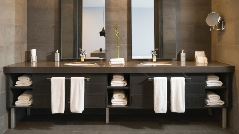 Proyectos photo of mirrors in bathroom